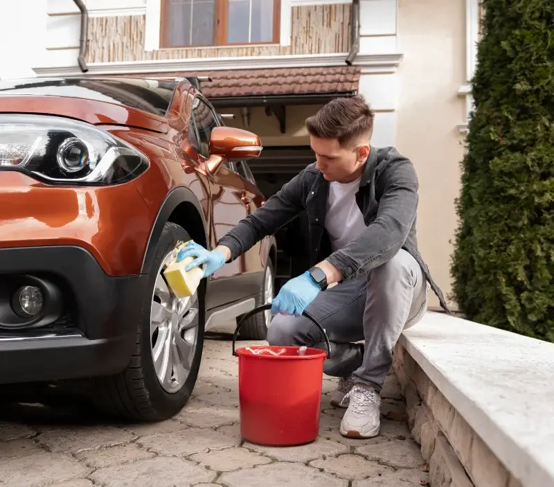 Lavage auto à domicile Saint-Frézal-d'Albuges : professionnel intervenant sur un véhicule